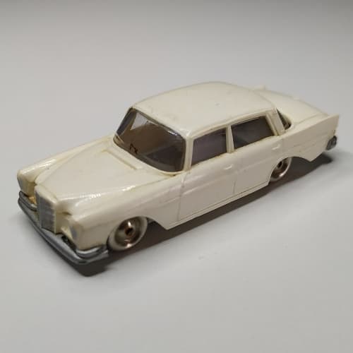 HO Scale Mercedes 220S